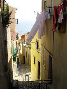 260px-Alfama_(by_Awersowy)_6